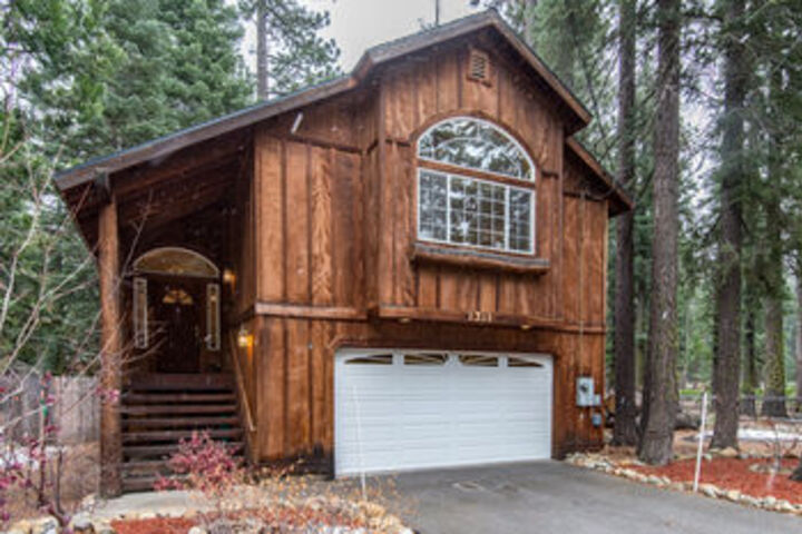 Sugar Pine Haus with Hot Tub by RedAwning