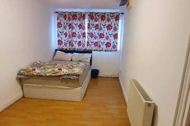Room 6 of 12