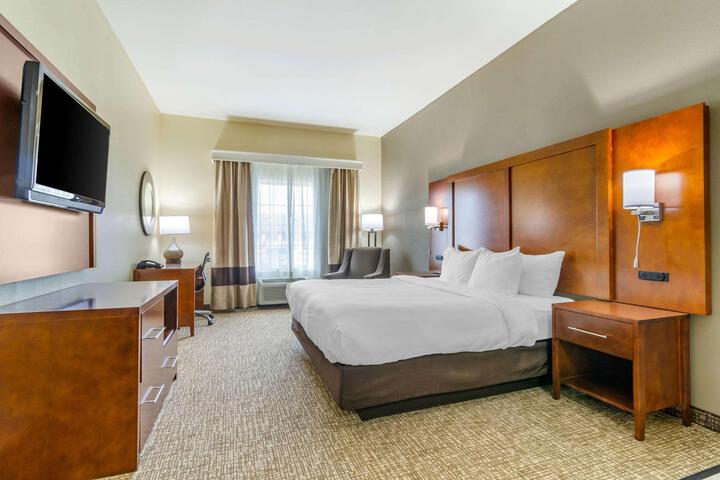 1 King Bed (6 of 8)