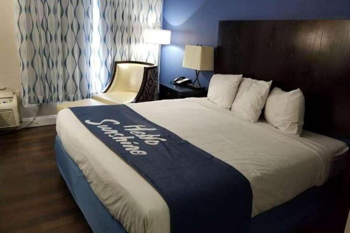 1 King Bed (4 of 7)