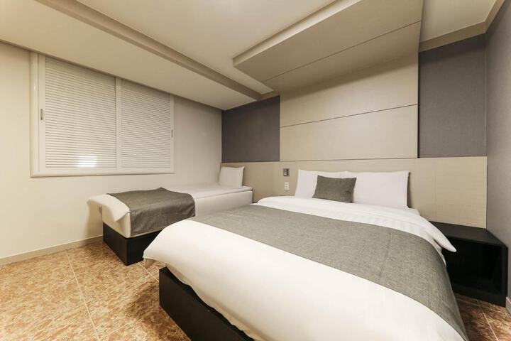 Room 8 of 42