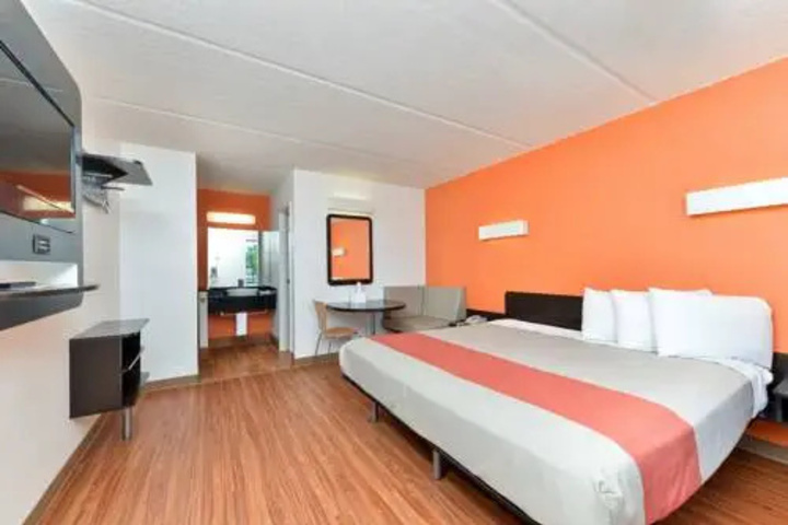Room 6 of 11
