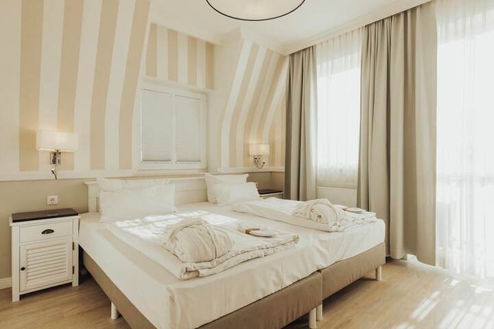 Room 7 of 18