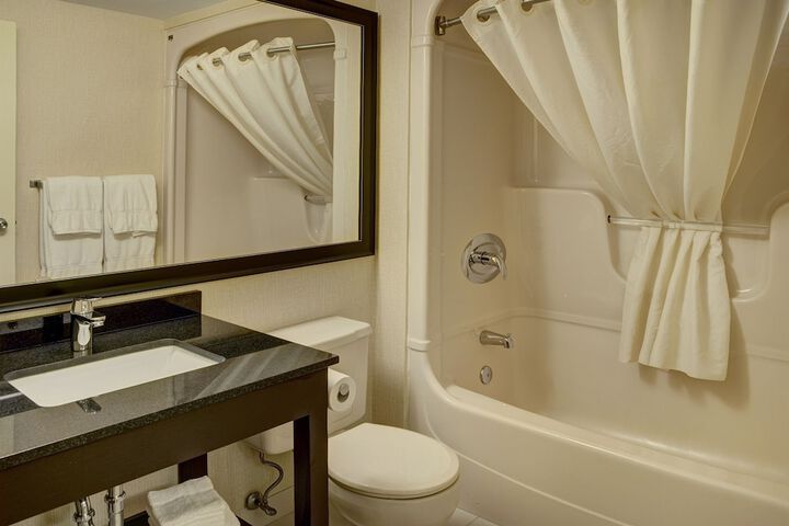 2 Queen Beds (1 of 10)