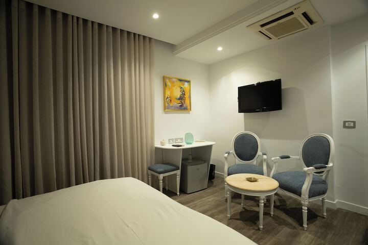 Room 10 of 62