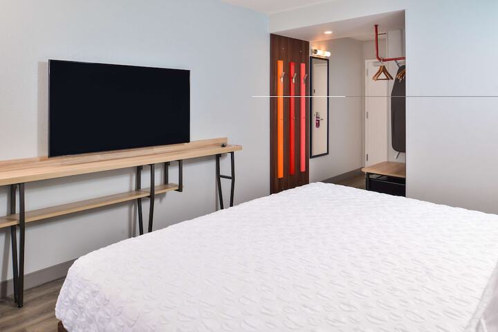 1 King Bed (3 of 6)