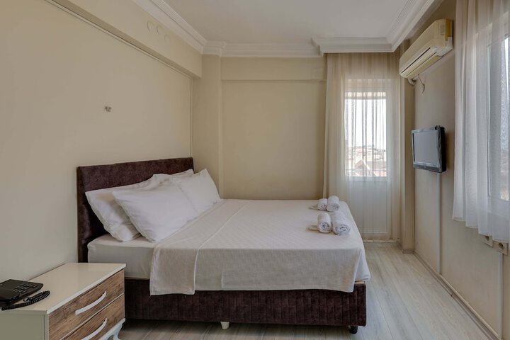 Room 21 of 102