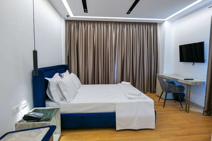 Room 26 of 102