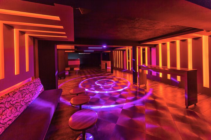 Lounge 25 of 47