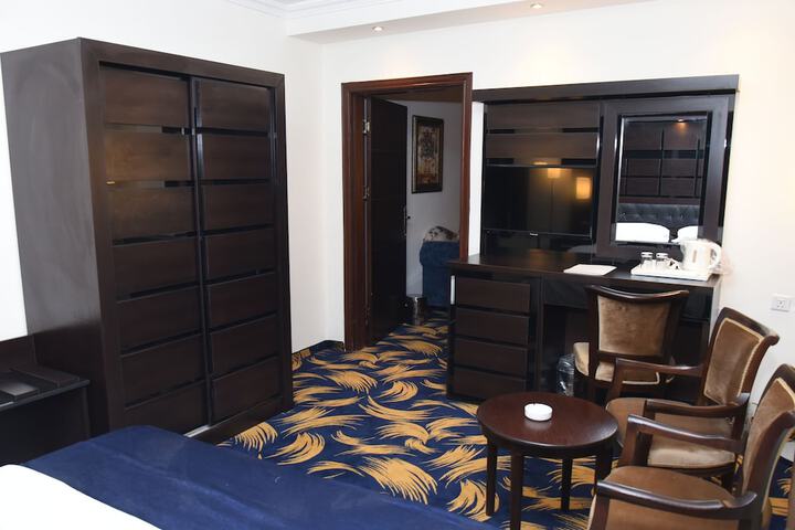 Room 7 of 99