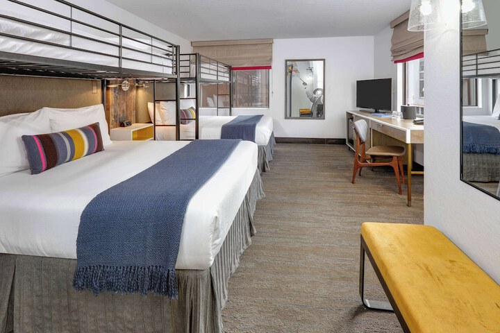 2 Queen Beds (9 of 13)