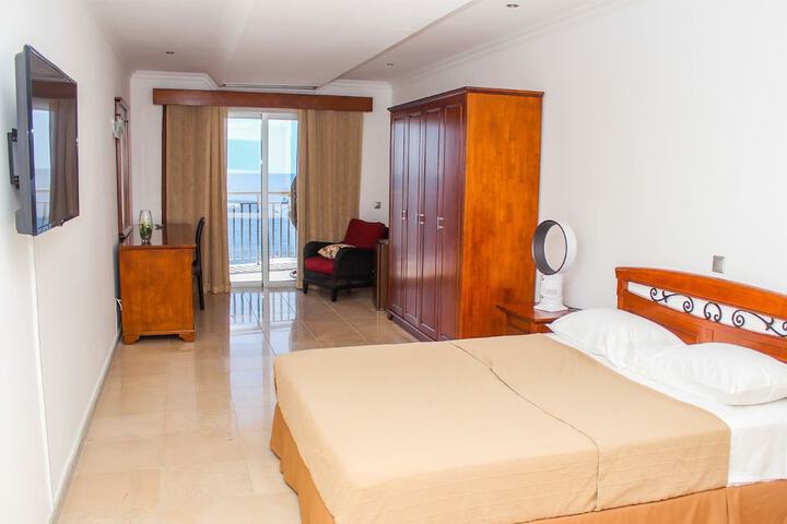 Room 6 of 33