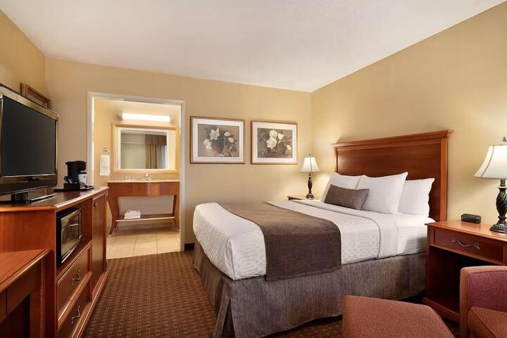 1 King Bed (4 of 5)