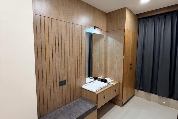 Room 3 of 27