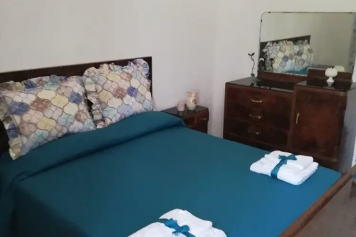 Room 6 of 12