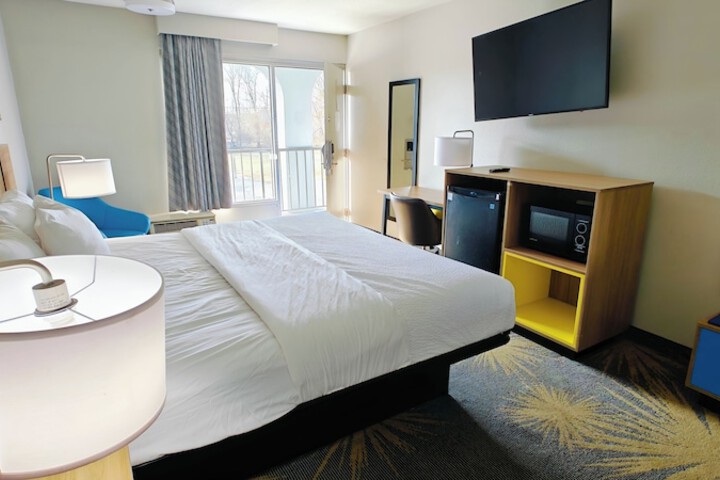 1 King Bed (4 of 12)