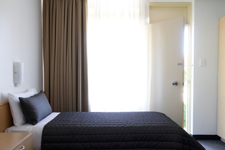 Room 4 of 28