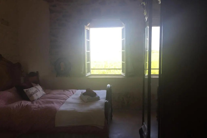 Room 4 of 10