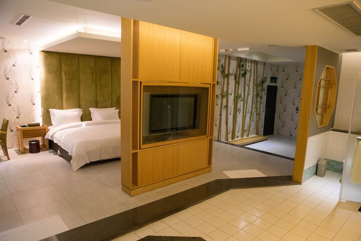 Room 38 of 79