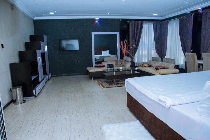 Room 13 of 32