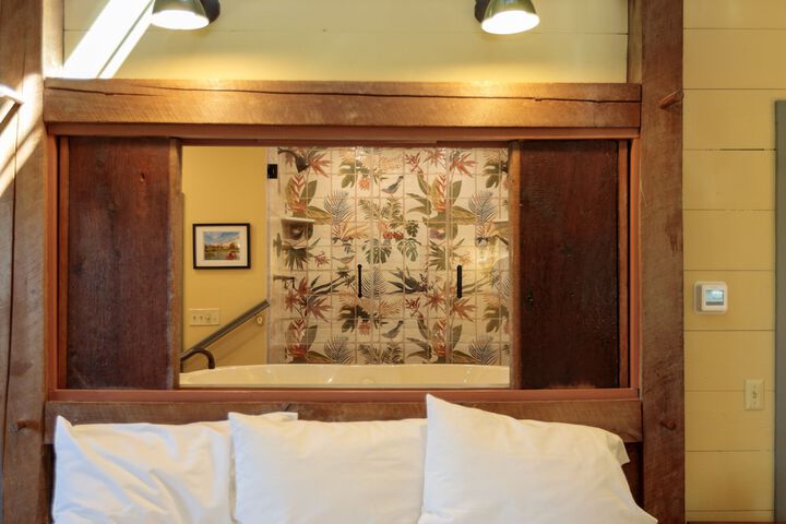 Room 52 of 76