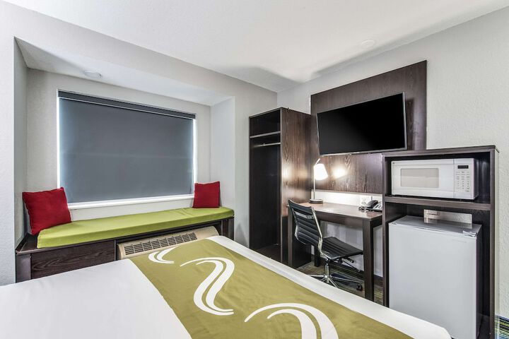 1 Queen Bed (4 of 22)