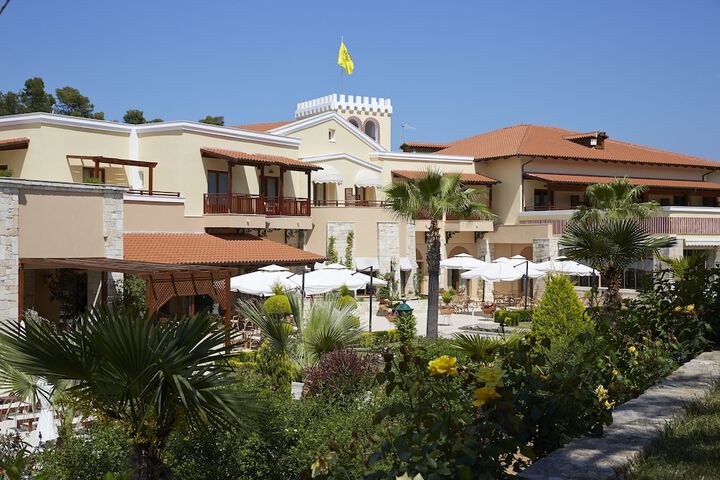 Hotel Exterior 355 of 417