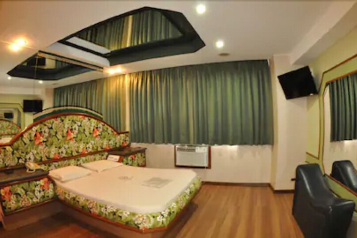 Room 11 of 34