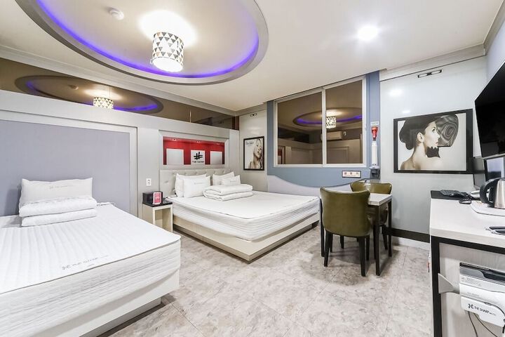 Room 6 of 24