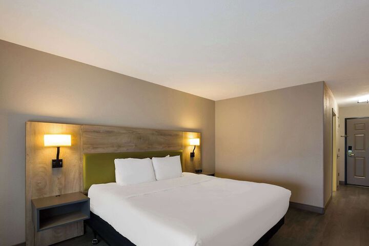 1 King Bed (4 of 30)