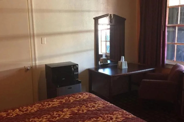 Room 6 of 9
