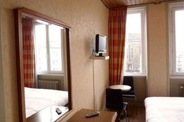 Room 21 of 28
