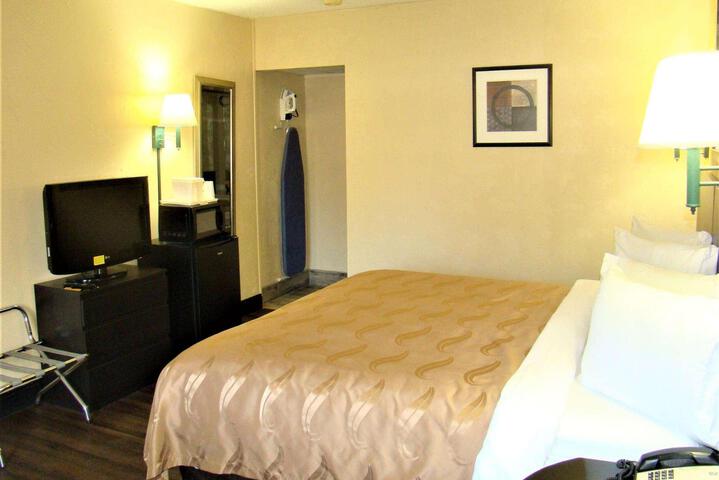 1 King Bed (7 of 23)