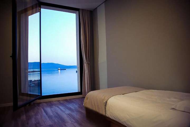 Room 15 of 32