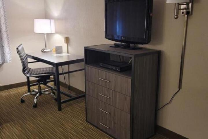 1 King Bed (2 of 11)