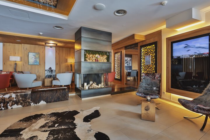 Lounge 74 of 85