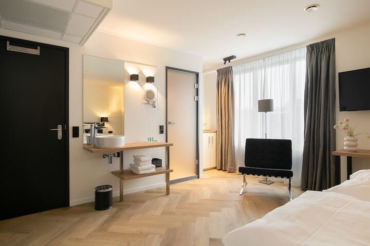 Room 4 of 49