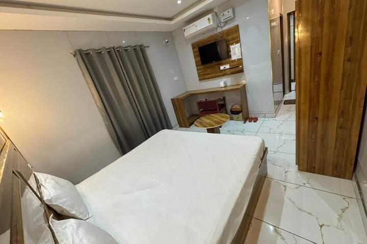 Room 3 of 26