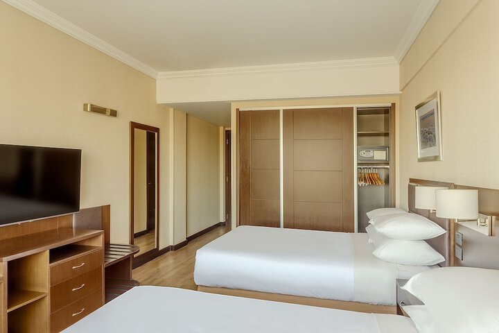 Room 5 of 77