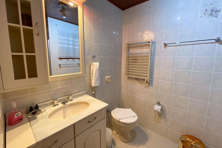 Room 2 of 89
