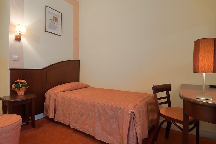 Room 6 of 39