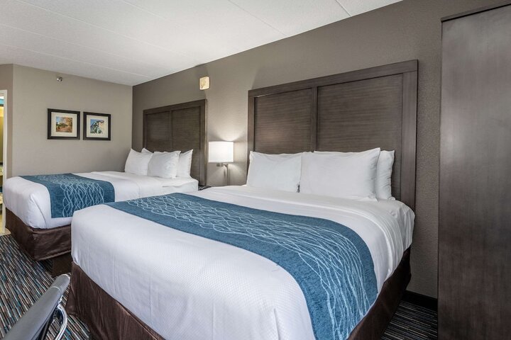 1 Queen Bed Accessible (2 of 15)