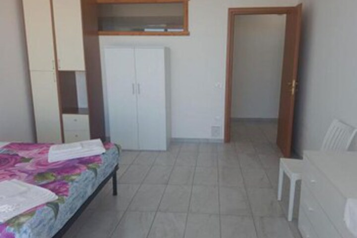 Room 6 of 10