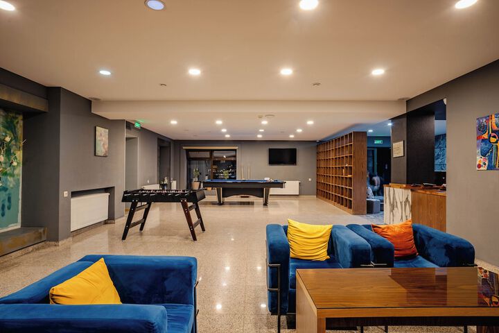 Lounge 46 of 56