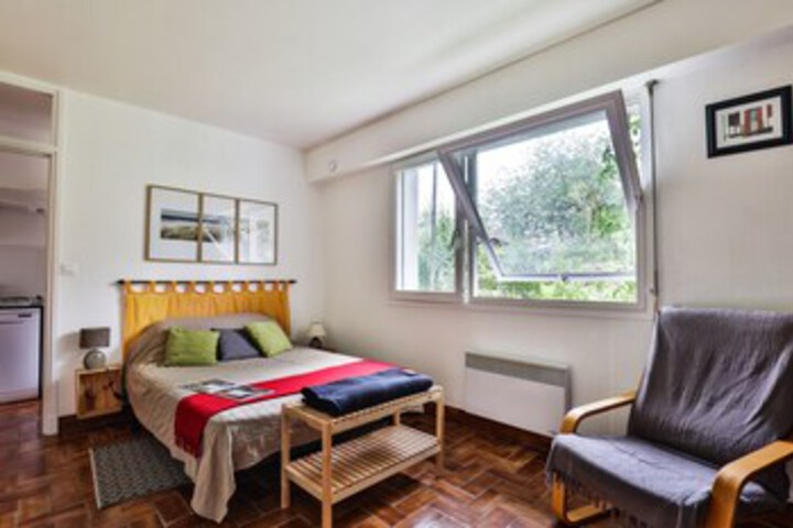 Room 6 of 16