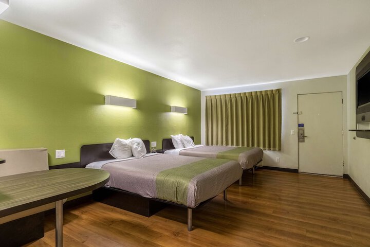 1 Queen Bed (6 of 7)