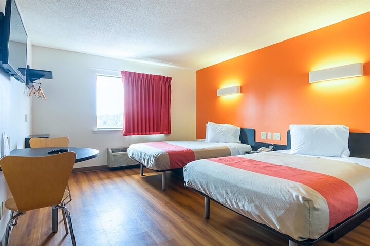 1 Queen Bed Kitchen (3 of 11)