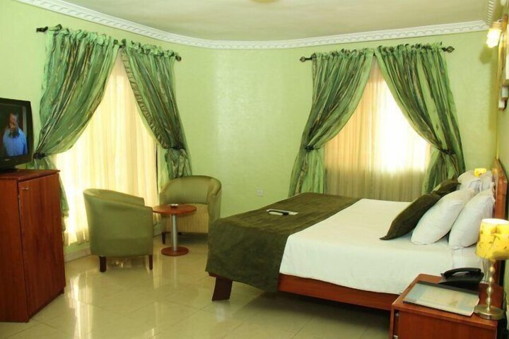 Room 8 of 9