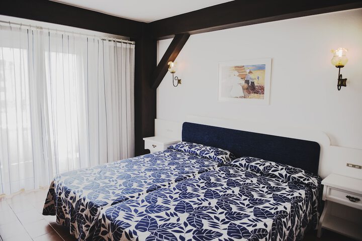 Room 4 of 102