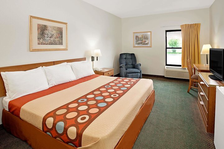 1 Queen Bed (7 of 12)